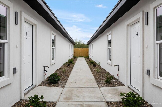 Building Photo - 14 S Links Dr