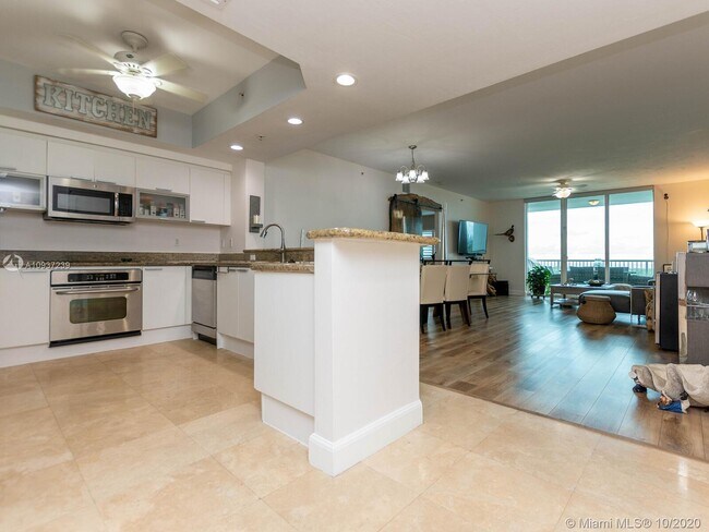 Foto del edificio - 14951 Royal Oaks Ln