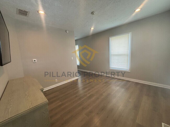 Photo - 1518-1520 Kennington St Apartment