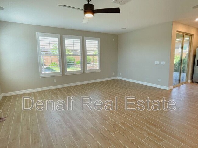 Foto del edificio - 13648 N 144th Dr