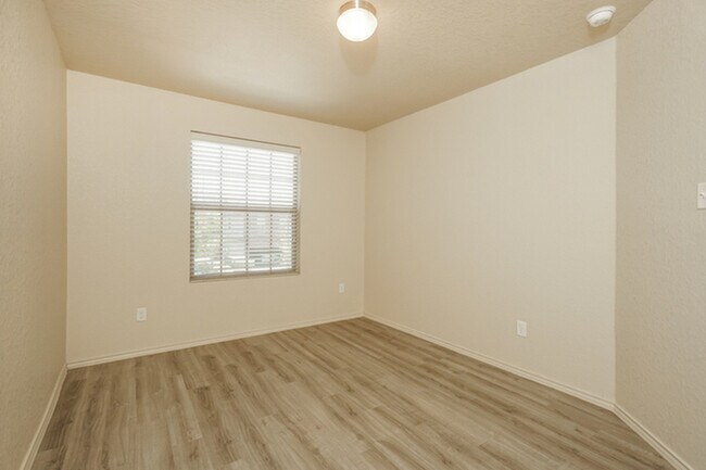 Foto del edificio - 8830 Scarlett Pl