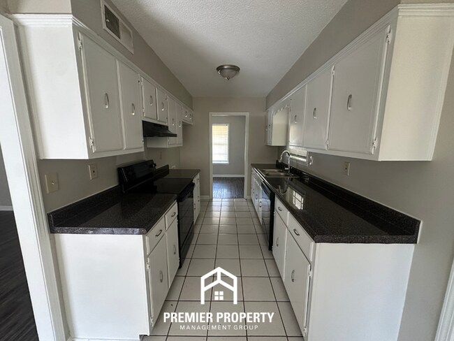 Foto del edificio - Gorgeous 4BR/2BA Bartlett Home with Brick Fireplace & Spacious Fenced Yard!