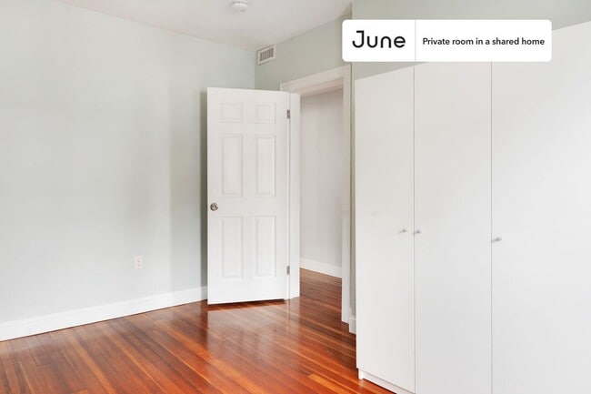 Building Photo - Room in Shared 4 bed/2 bath home