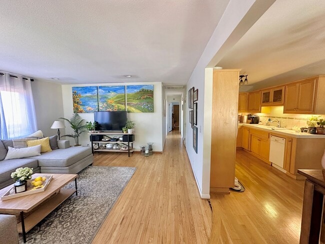 Foto del edificio - Charming 3 Bedroom 2 Bathroom Single Family Home Available June 5th *DO NOT DISTURB TENANT*