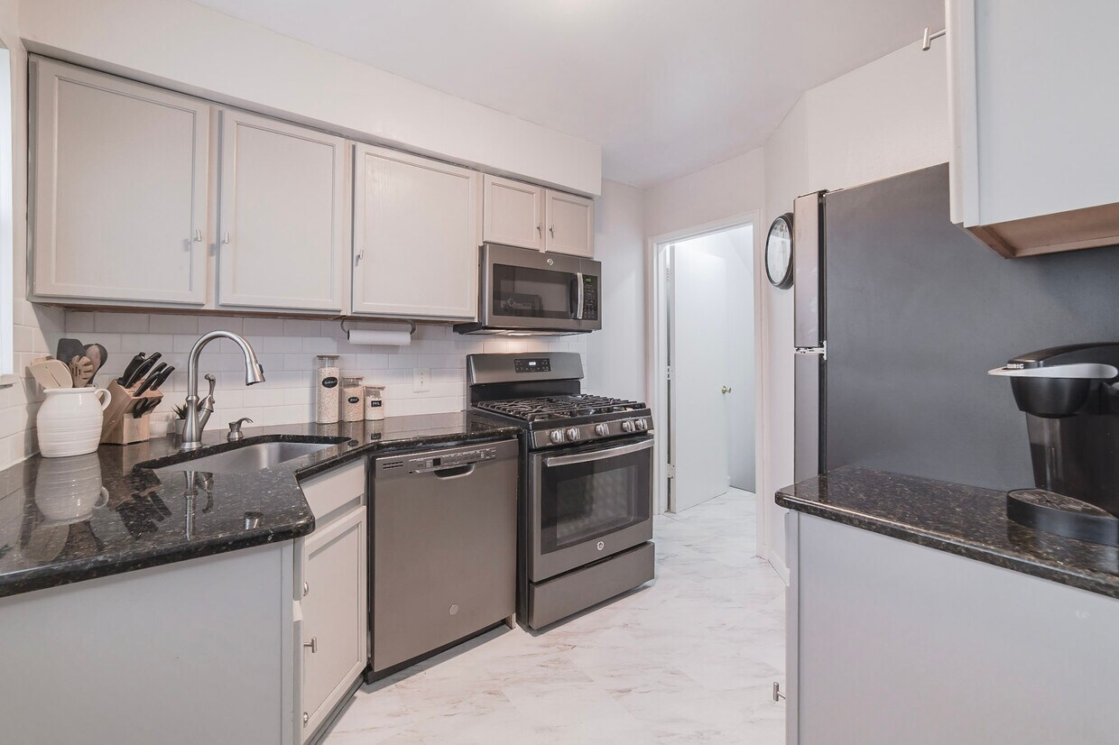 Kitchen - 3384 Coolidge Hwy