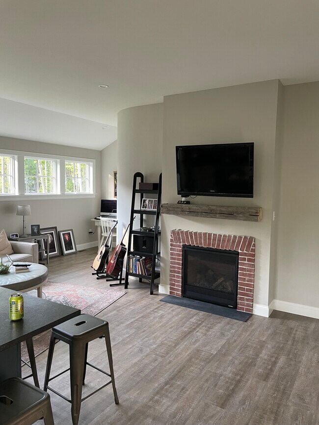 living area - 206 Foreside Rd