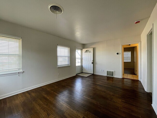 Foto del edificio - Stylish Urban Oasis – Bright 2-Bed, 1-Bath Haven in Snyder