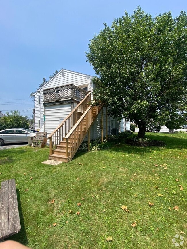 Building Photo - 316 Newport Ave
