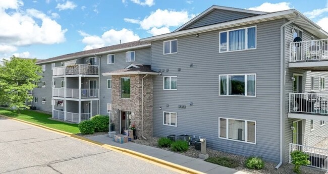 Building Photo - 880 Lyn Way