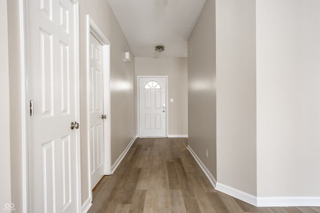 Foto del edificio - 5886 Hollow Oak Trail