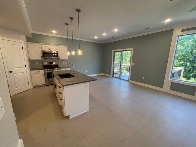 Foto del edificio - Charming 3BR Parkville Townhome in Creeksi...