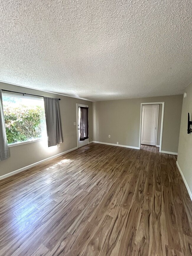Building Photo - Unique 2 bedroom 1 bath with bonus rooms/l...