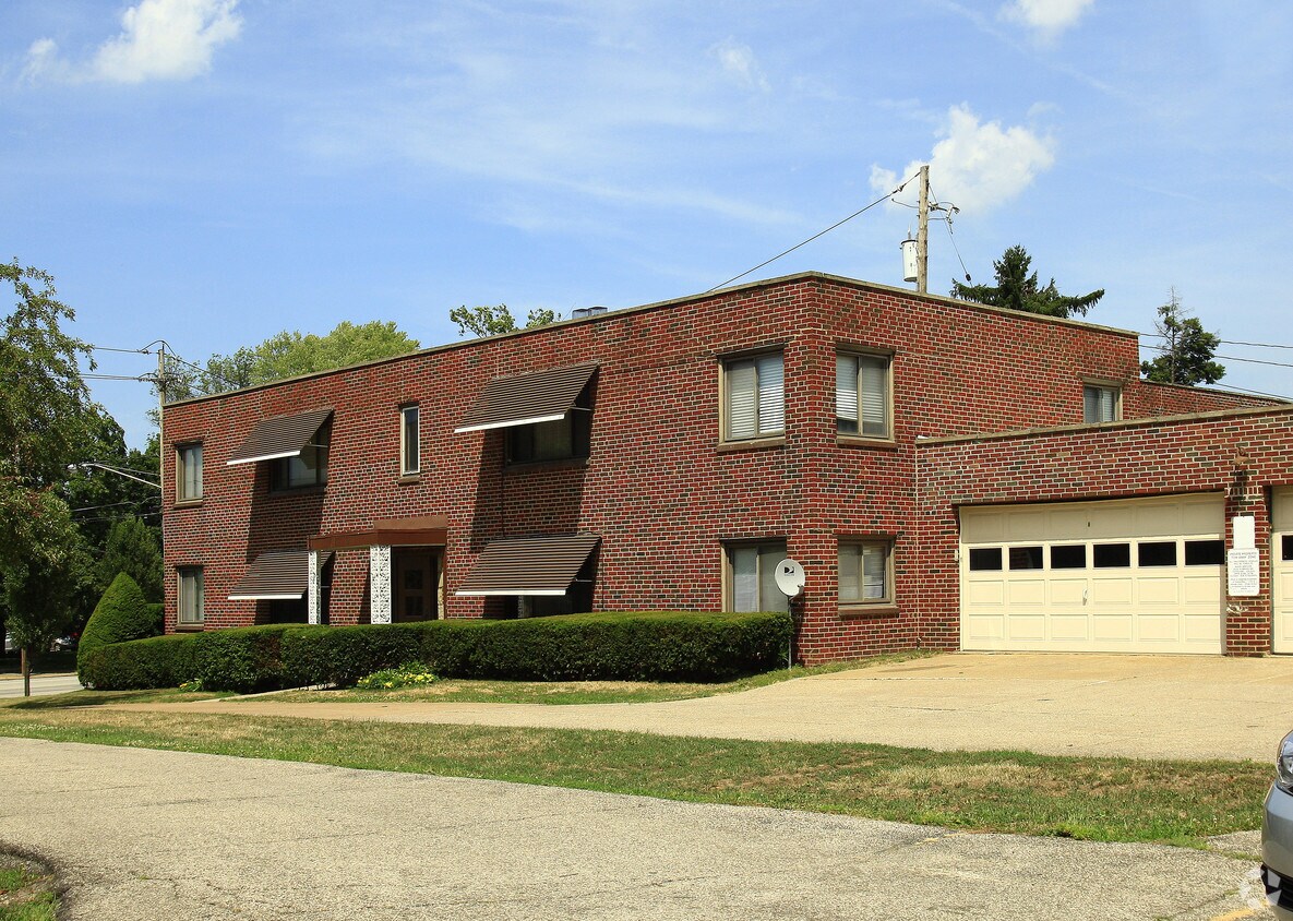Primary Photo - 20041 Lorain Rd