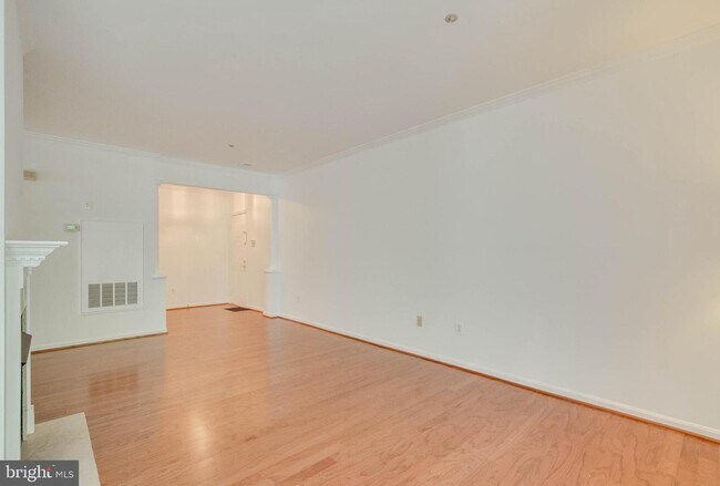 Foto del edificio - 7000 Falls Reach Dr