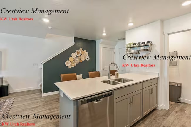 Building Photo - Beautifully Maintained Townhouse in a Prime Location