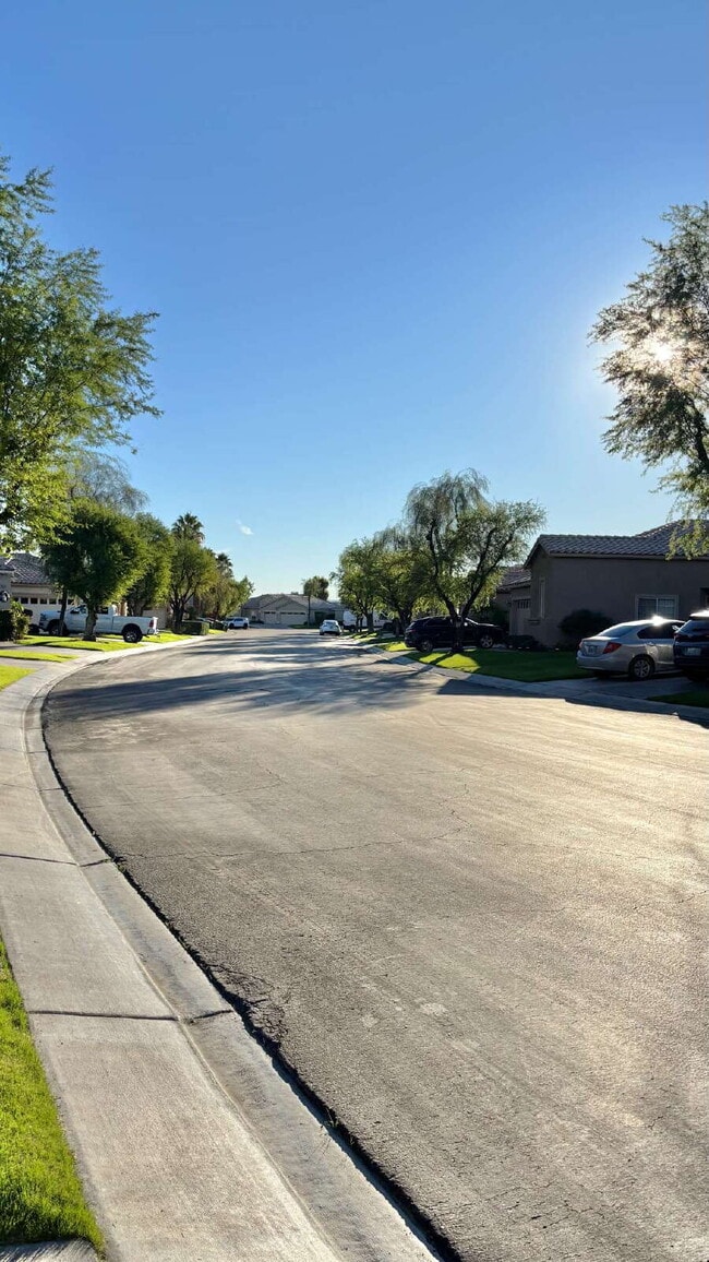 Building Photo - 3 Bedrooms and 2.5 Bathrooms Home on 7th Tee!