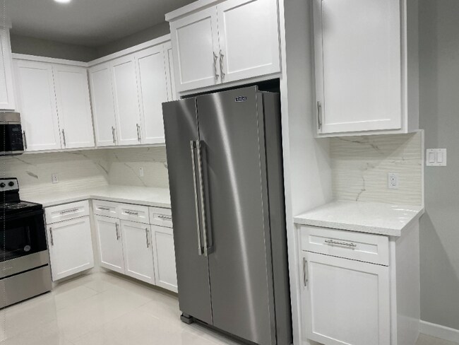 Building Photo - 2511 N Vineyard Ave