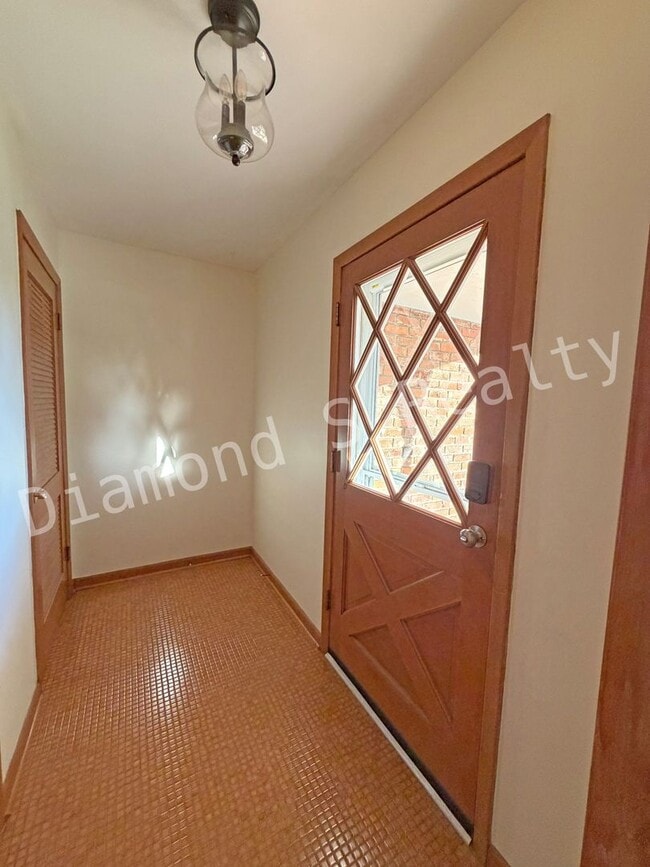 Building Photo - Southeast Springfield 3 Bedroom Home Avail...