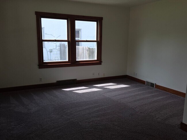 Foto del edificio - 1128 W State St