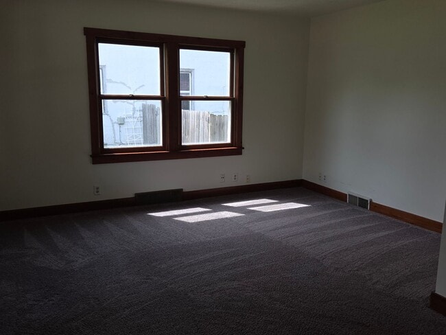 Building Photo - Handicap Accessible with 4 Bedrooms + Bonus Room & 2 Full Baths (Month-to-Month leases only)