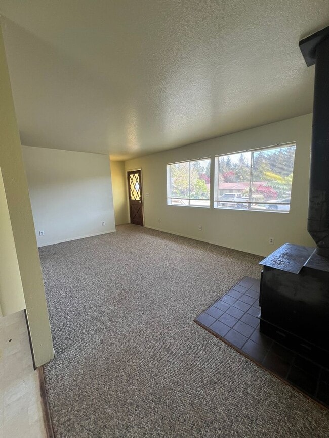 Building Photo - 2 Bedroom 1 Bath Mckinleyville House with ...