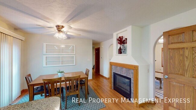 Building Photo - 5020 S Ash Grove Ave