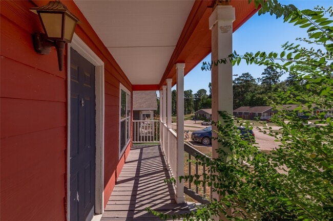 Building Photo - 112 Varsity Dr
