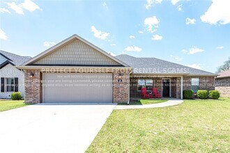 Building Photo - 533 Brinley St