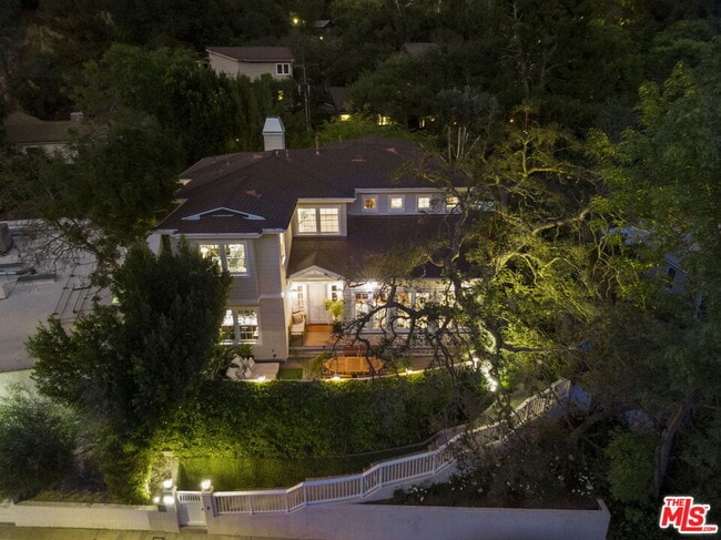 Building Photo - 2210 Beverly Glen Pl