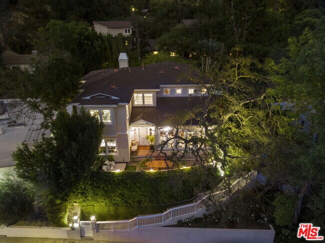 Foto del edificio - 2210 Beverly Glen Pl