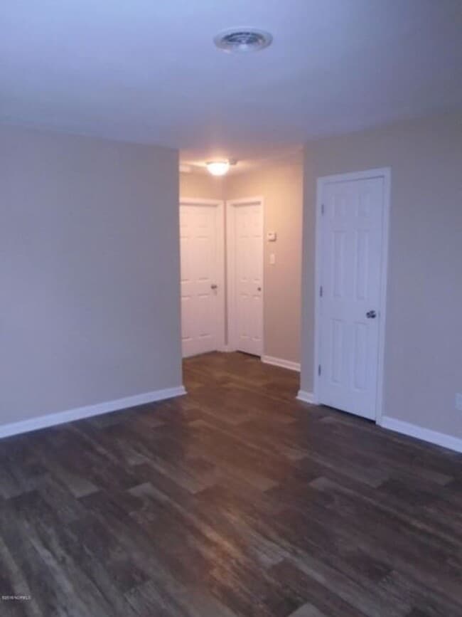 Building Photo - Cute 2 bedroom, 1 bathroom duplex that is ...