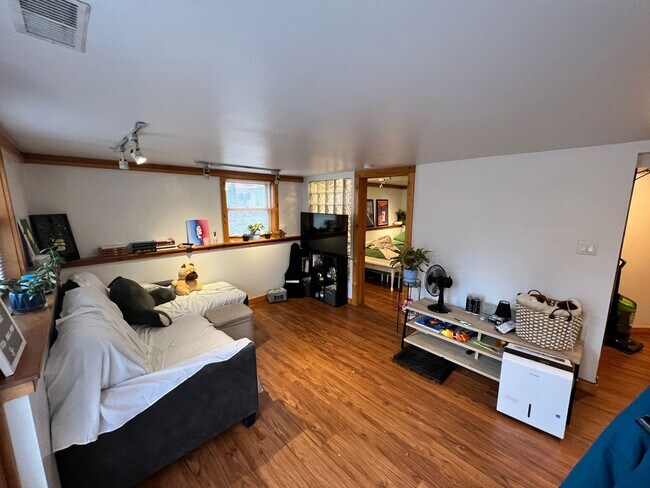 Building Photo - Pre-Leasing for 24/25 School Year!