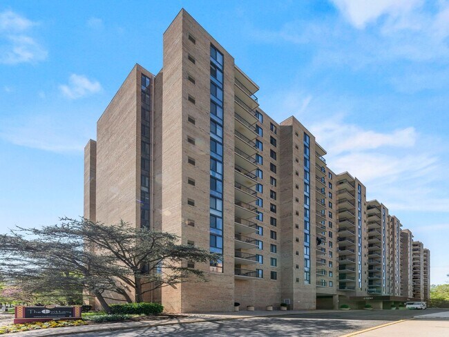 Building Photo - This beautiful 1 bed, 1 bath condo with ov...