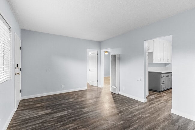 Building Photo - 925 E 19th St