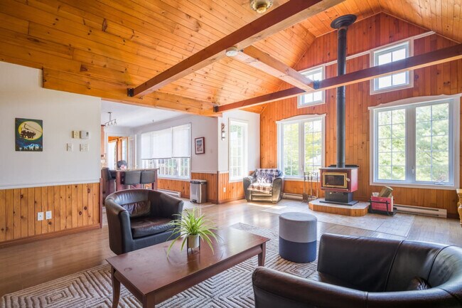 Photo du bâtiment - 1735 Chem. de la Croix