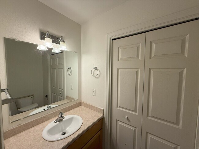 Foto del edificio - WARM 2 BEDROOM TOWNHOME LOCATED IN SW REDMOND!