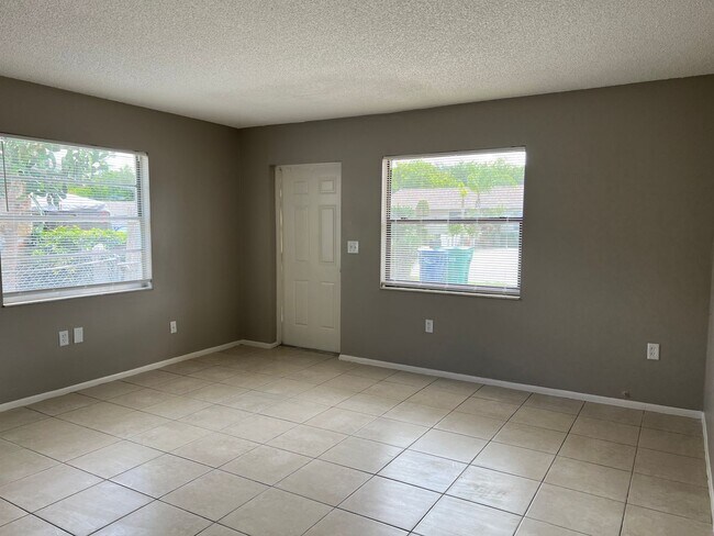 Foto del edificio - 3 bed 2 bath duplex