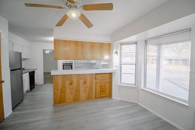 Building Photo - Spacious Renovated Home