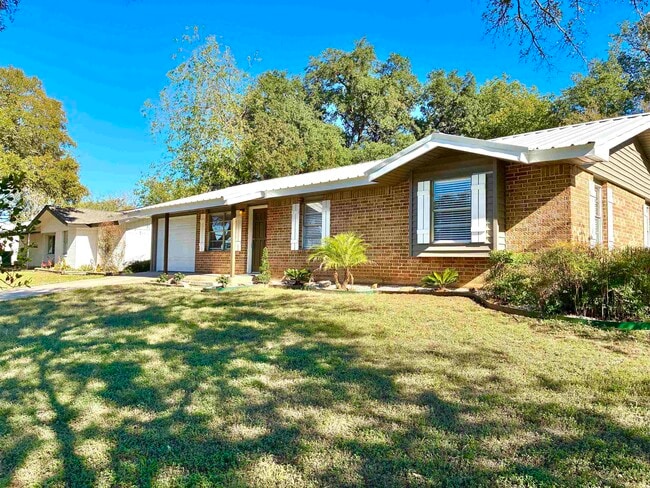 Building Photo - 901 Avenue E