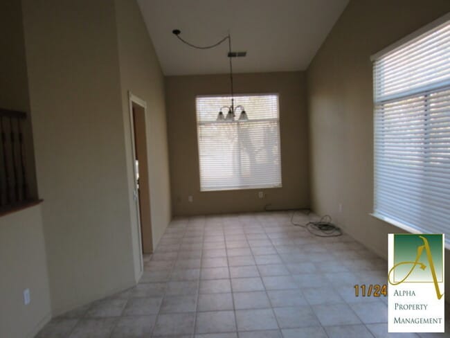 Building Photo - Nice &amp; large clean house .