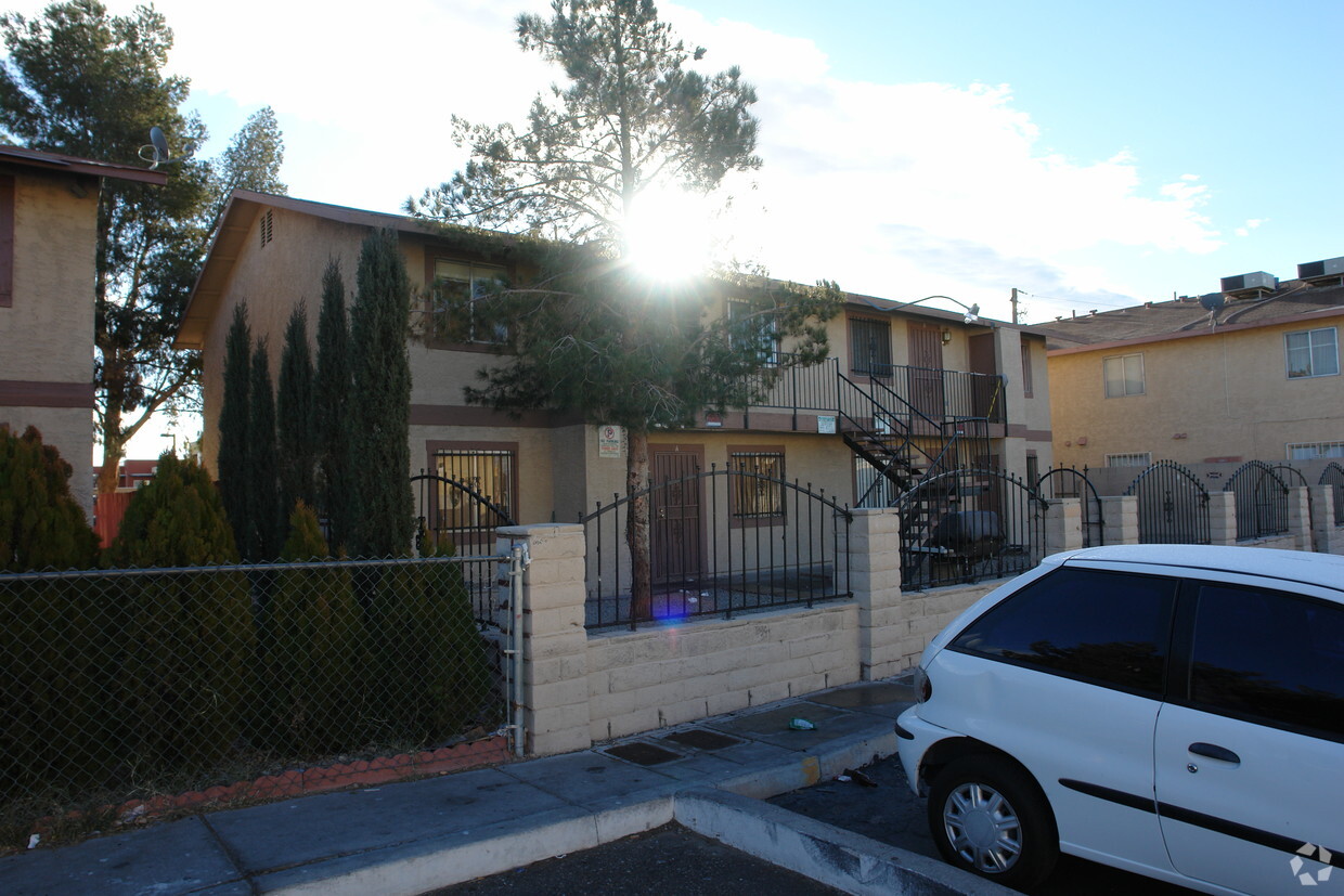 Building Photo - Arroyo Apartments