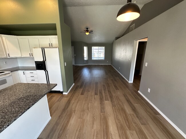 Foto del edificio - 725 Gregory Ln