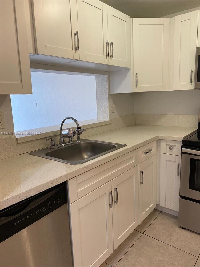 Foto del edificio - 484 NW 165th St