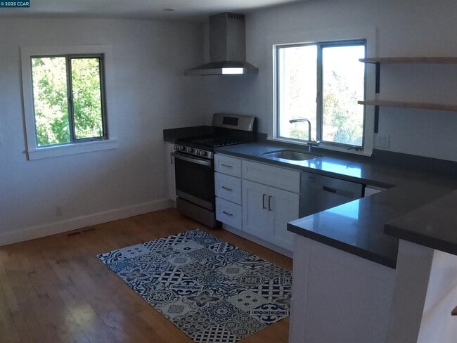 Building Photo - 32 Kenilworth Dr