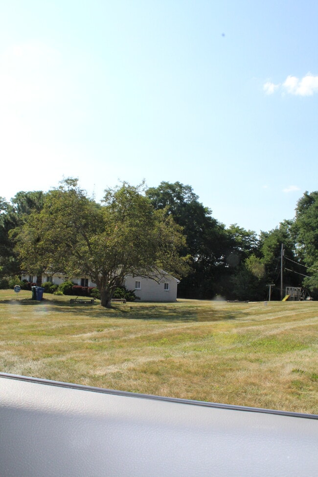 Building Photo - 37 Maplecrest Dr