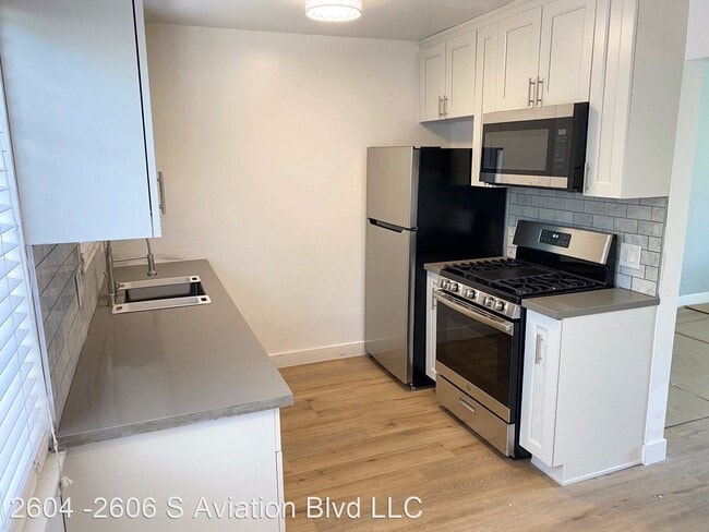 Building Photo - 2604-2606 S Aviation Blvd