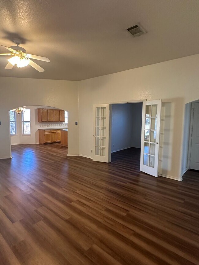 Foto del edificio - 3 bedrooms PLUS Bonus Room