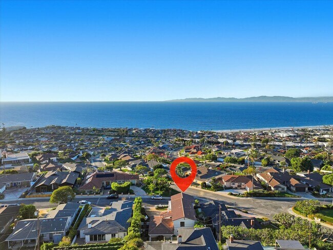 Foto del edificio - Completely Remodeled, Custom 4BR3.5BA Hilltop Home w/ Incredible Panoramic Ocean/Whitewater/Coast...