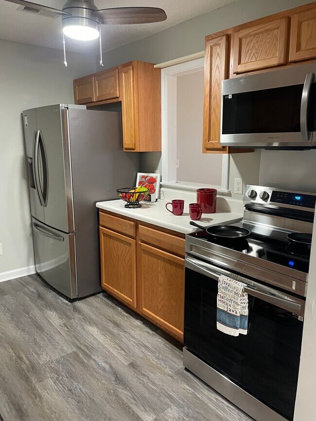 Building Photo - Adorable 3 Bedroom With Fresh Paint & Stai...