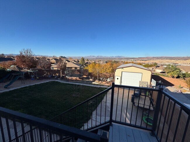 Foto del edificio - 6 Bed/4 Bath Home with Walkout Basement and Extra Storage! Fully Fenced!